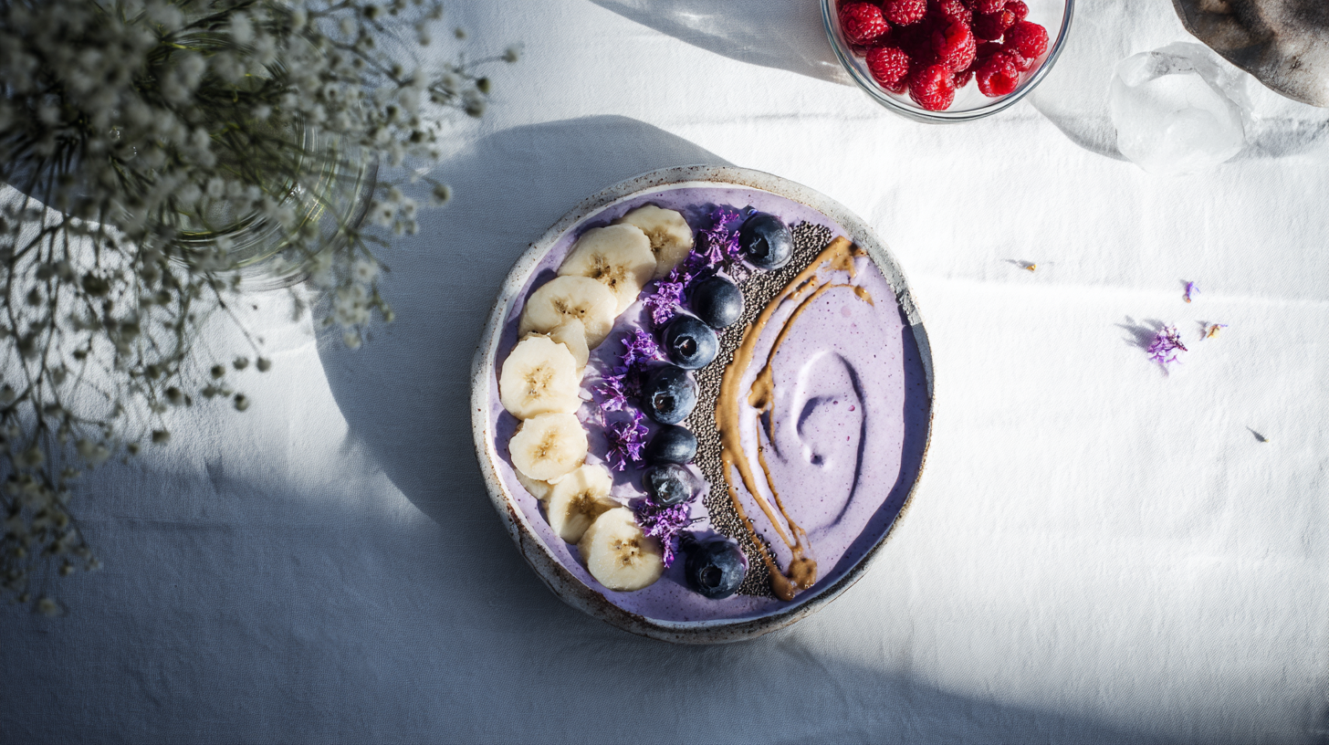 Smoothie bowl protéiné : ube, baies et graines