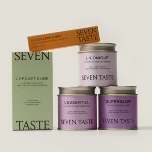 Coffret L'Intégrale Seven Taste : trois boîtes de poudre d'ube L'Iconique, L'Essentiel et Superglow, avec le fouet et la cuillère à ube.