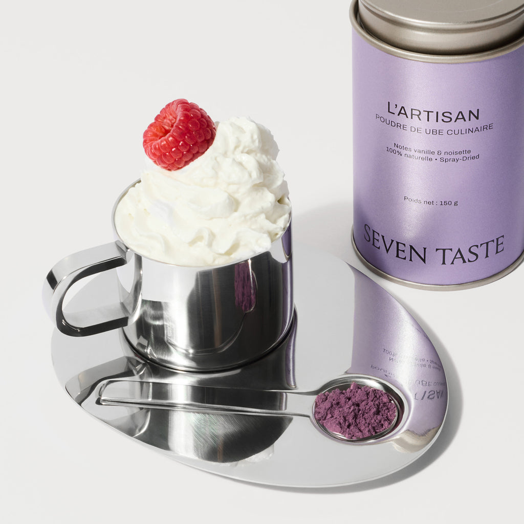 Boisson chaude au ube avec chantilly et framboise, préparée avec la poudre L'Artisan Seven Taste, cuillère doseuse avec poudre au premier plan