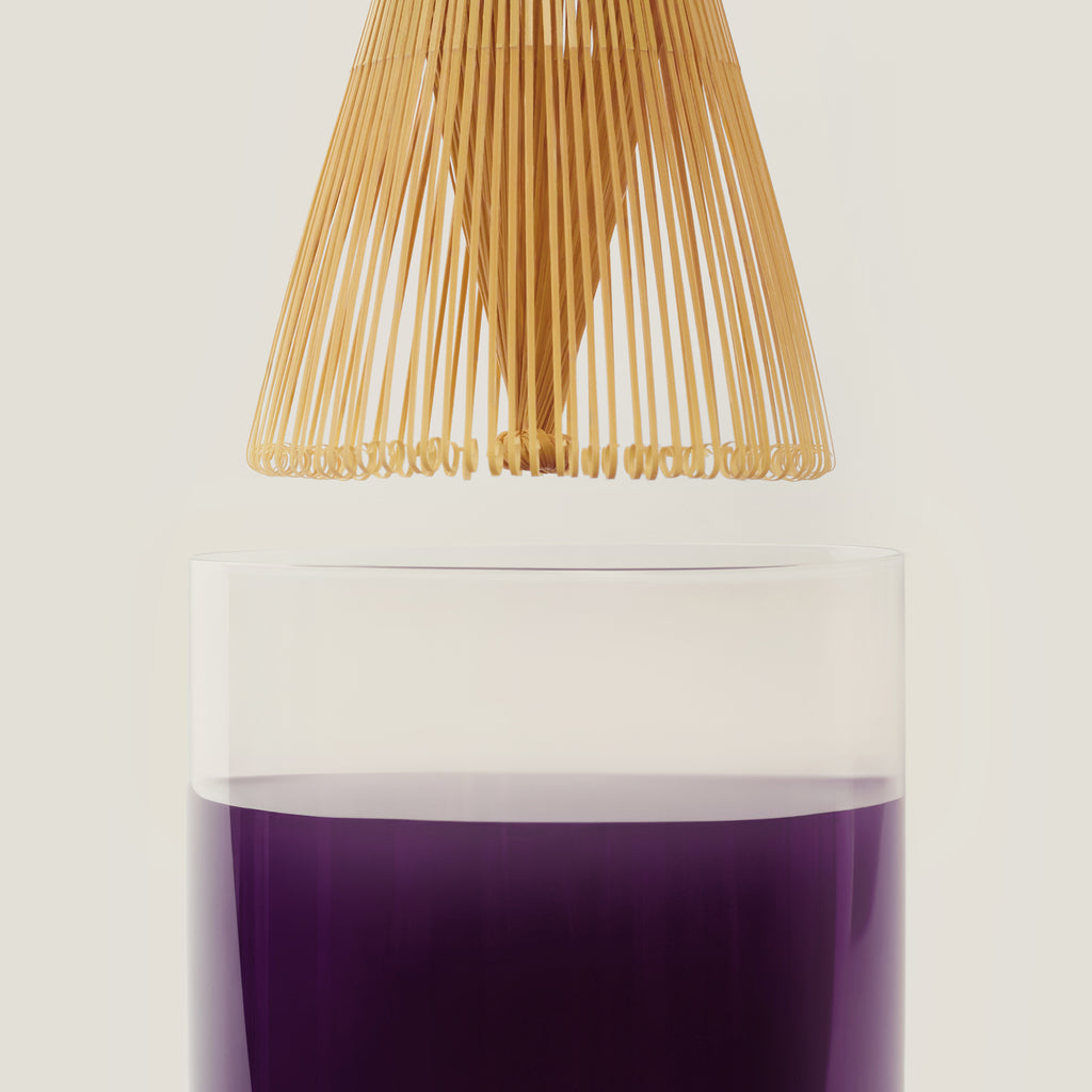 Préparation d'un latte ube violet avec le Fouet à Ube Seven Taste en bambou