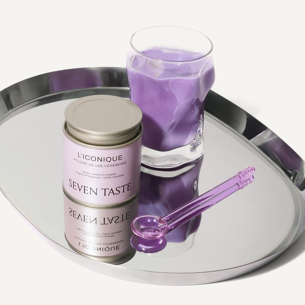 Ube latte violet préparé avec L'Iconique Seven Taste, servi sur plateau miroir avec cuillère violette