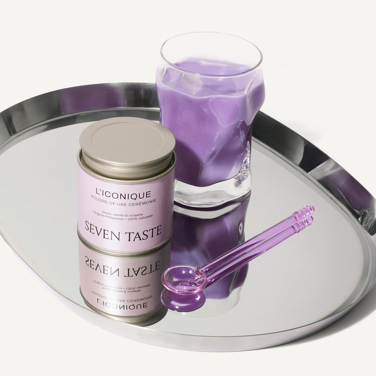 Ube latte violet préparé avec L'Iconique Seven Taste, servi sur plateau miroir avec cuillère violette