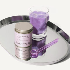 Ube latte violet préparé avec L'Iconique Seven Taste, servi sur plateau miroir avec cuillère violette