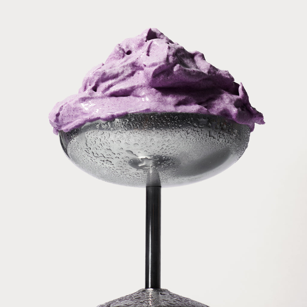 Mousse de ube violet intense dans une coupe givrée, préparée avec la poudre de ube Seven Taste