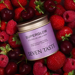 Boîte de poudre de ube Seven Taste « Superglow » sur un lit de fruits rouges frais, superaliment naturel aux notes de fruits rouges et baies.